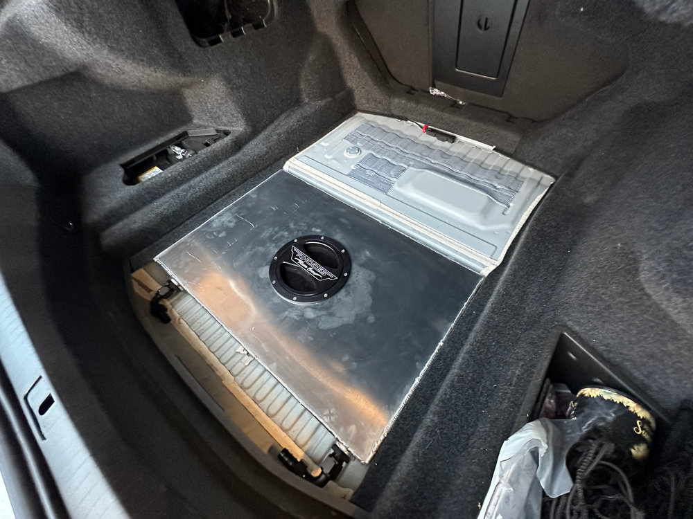 Aluminum fuel cell fitted in a trunk
